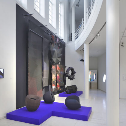 Hella Jongerius Colourfull Black Installation c Filip Dujardin