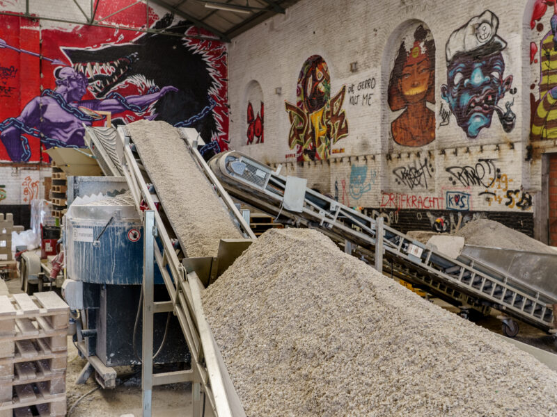 Productie steen materiaal naar mixer Design Museum Gent