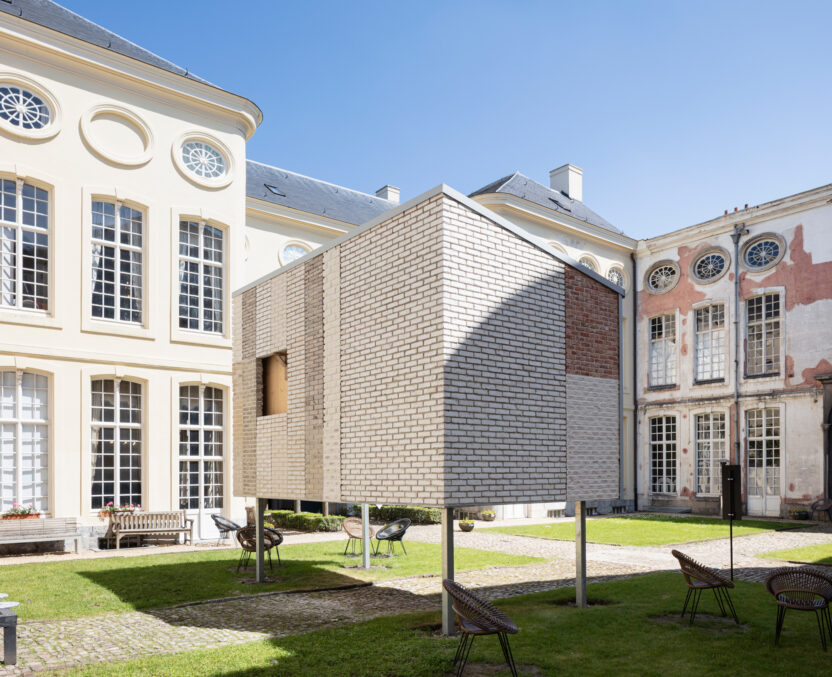 Mock up in de binnentuin van het museum